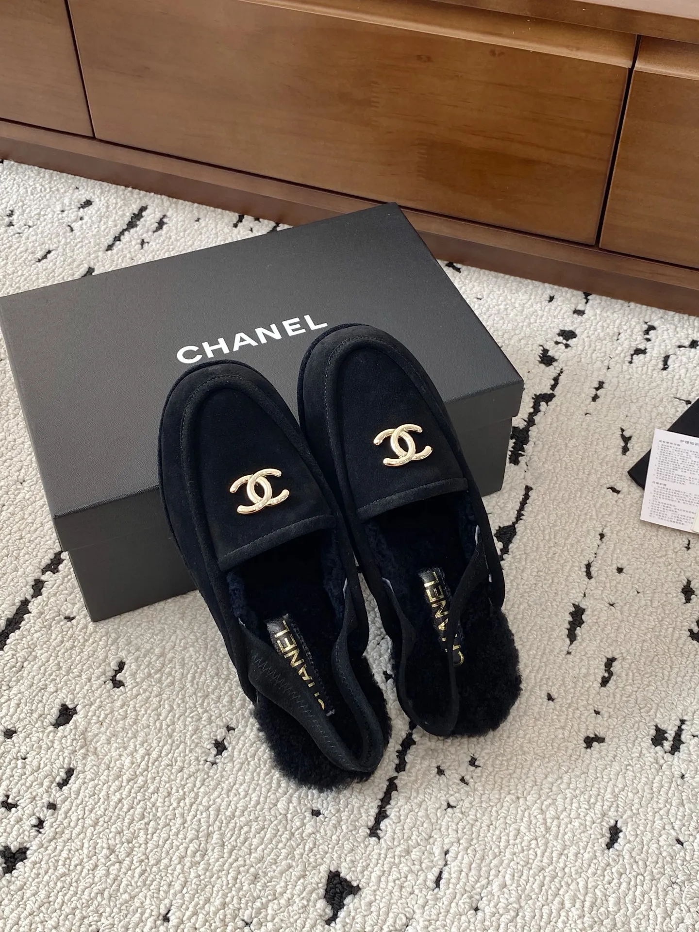 👟👟Ex-factory price 640👟👟 🍀CHANEL25s Chanel Mary Jane beanie hair slippers, a hot new release in the early autumn series, this season's hot item from the fragrance family! I really fell in love at first sight, the classic color matching is perfect!  Really super personalized, which is the biggest highlight of this shoe. The eye-catching but not exaggerated design is super cool for daily use. It is super versatile whether paired with pants, sweaters or skirts. It looks good no matter how you wear it. The more you look at it, the more you like it! Upper: imported sheep leather. Lining: original developed lamb wool. Outsole: Italian leather outsole. Size: #35-41 (40 41 custom-made, non-refundable) 👉 👉